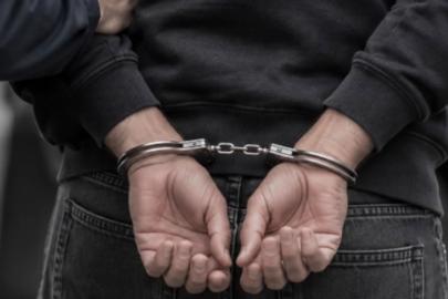 İzmir’de kesinleşmiş hapis cezasıyla aranan 2 kişi yakalandı