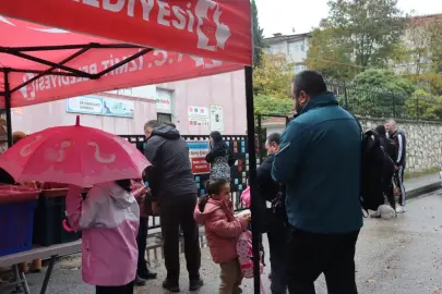 İzmit'te Beslenme Saati yağmur çamur dinlemiyor
