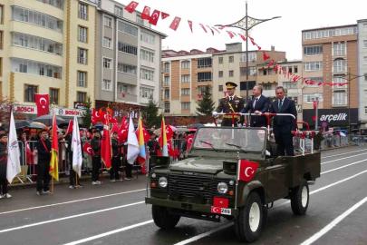 Kars’ta Cumhuriyet’in 103. yılı yağmur altında coşkuyla kutlandı
