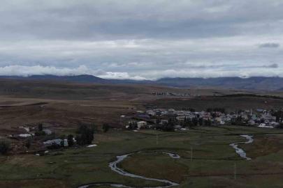 Kars’ta dağların zirvesi beyaza büründü