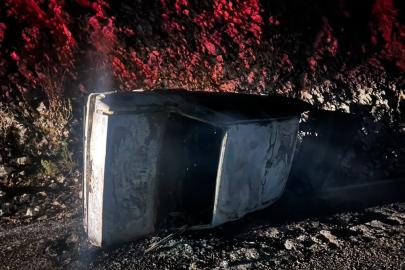 Kaza yapan otomobil alev aldı, sürücünün cesedi uçurumda bulundu