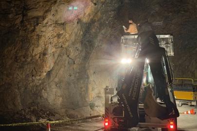 Kemaliye Taş Yolu’nda kaya düşmesine müdahale edildi