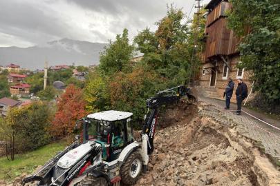 Kemaliye’de istinat duvarı çöken yol trafiğe kapatıldı