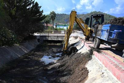 Kemer'de derelerde temizlik çalışmaları