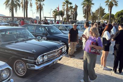 Klasik otomobiller Bodrum sokaklarını renklendirdi