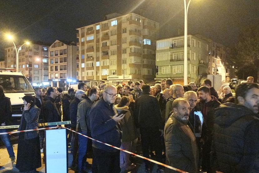 Kocaeli'de 7 katlı bina boşaltıldı. Kolonlarından ses geldi