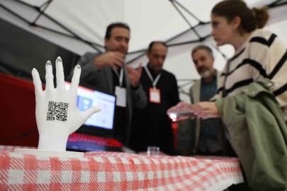 Lise öğrencileri geliştirdi: Alzheimer hastaları artık QR sistemi ile güvende kalacak