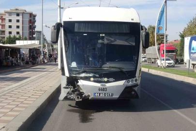 Malatya’da trambüs ile otomobil çarpıştı: 5 yaralı