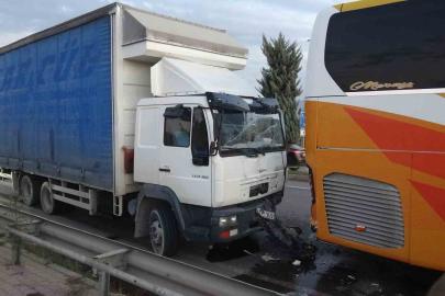 Malatya’da yolcu otobüsü ile kamyon çarpıştı, viyadükte trafik kilitlendi