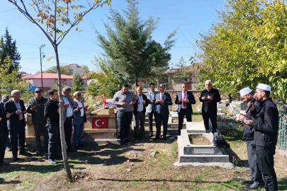 Malatyalı şehit polis Battal Günay kabri başında dualarla anıldı