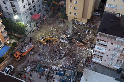 Maltepe'de çöken binadan geriye sadece moloz yığını kaldı