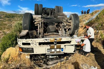 Manavgat’ta yem yüklü TIR şarampole devrildi: 1 ölü