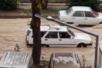 Mersin'de şiddetli sağanak: Cadde ve sokaklar göle döndü