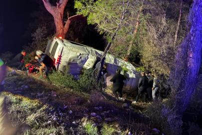 Minibüs şarampole devrildi: 15 yaralı