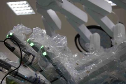Muş’ta bin 400 kilometre uzaktan robotik rahim alma ameliyatı gerçekleştirildi