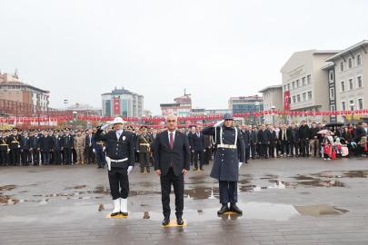 Muş’ta Cumhuriyet Bayramı coşkusu çelenk töreni ve yürüyüşle başladı