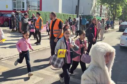 Öğrenci servislerinde yeni güvenlik adımı: Reflektörlü yelek