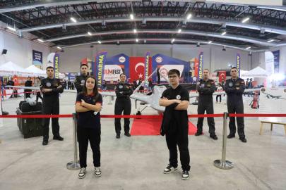 Öğrencinin Bayraktar TB2 SİHA heyecanı ve sevinci kameralara yansıdı