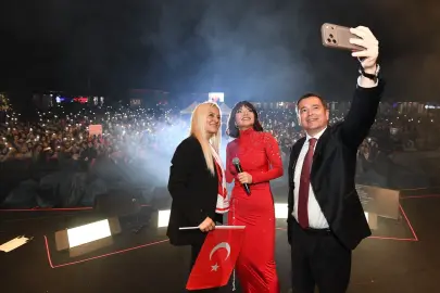 Osmangazi’de Cumhuriyet Coşkusu Göksel’in şarkılarıyla taçlandı