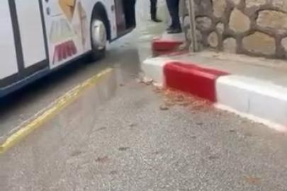 Otobüs şoförü ile kavga eden şahıs şemsiye ile saldırdı