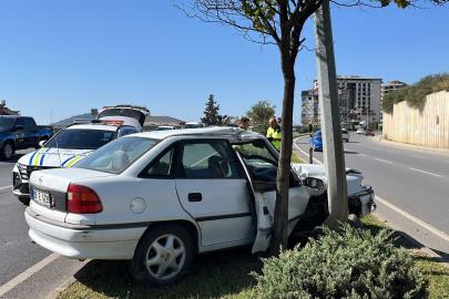 Otomobil aydınlatma direğine çarptı: 1 yaralı
