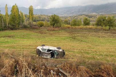 Otomobil şarampole devrildi: 2 yaralı
