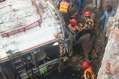 Pakistan’da otobüs şarampole yuvarlandı: 5 ölü, 27 yaralı