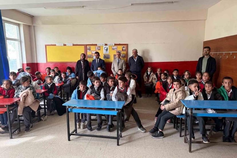 Patnos’ta 100 öğrenciye mont ve bot yardımı