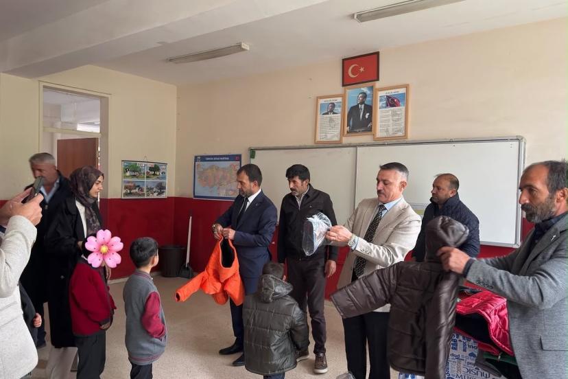 Patnos’ta öğrencilere mont ve bot desteği