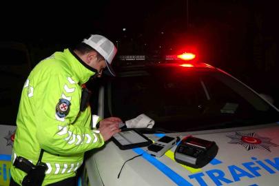 Polisin "Dur" ihtarına uymadı, kaçarken bir motorsiklete çarptı, yakalandığında 0,83 promil alkollü çıktı, 265 bin lira ceza yedi