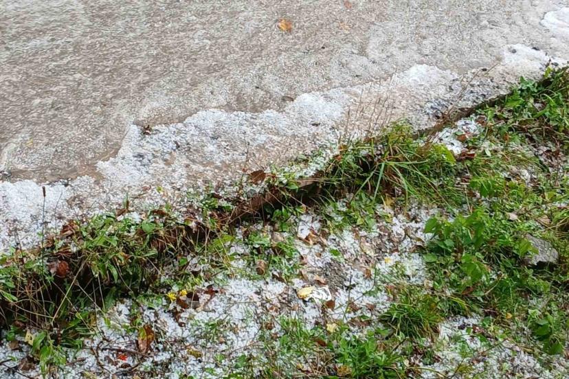 Posof’ta aniden bastıran dolu hayatı felç etti: Sokaklar nehire döndü