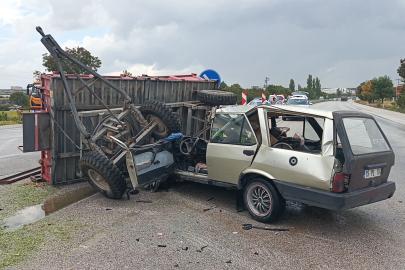 Römorka çarpan otomobilin sürücüsü yaralandı