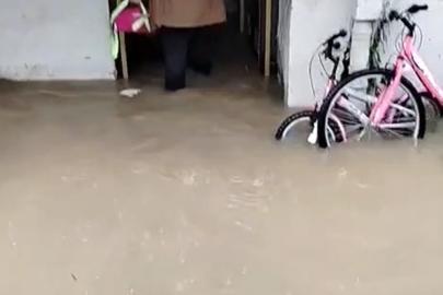 Sağanak su baskınlarına neden oldu