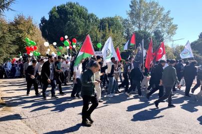 Sakarya'da Aksa Tufanı'nın 3'üncü yıl dönümünde üniversiteli gençler Gazze için yürüdü