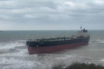Sarıyer açıklarında karaya oturan 238 metrelik tanker kurtarıldı