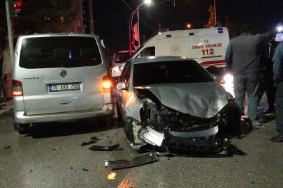Servis minibüsü otomobille çarpıştı; 12 öğrenci hastaneye kontrole götürüldü