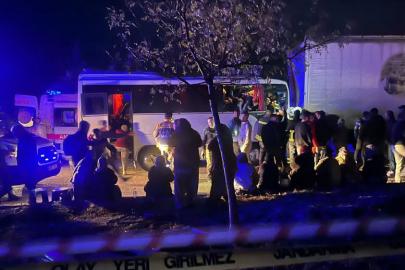 Tarım işçilerini taşıyan midibüs ile TIR çarpıştı: 17 yaralı