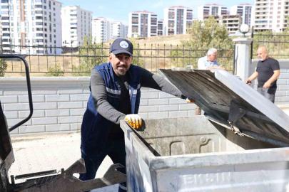 Temizlik esnasında bulduğu çantanın içerisinde 600 bin liralık döviz ve altın çıktı, sahibine ulaştırdı