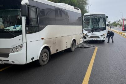 Tur midibüsü park halindeki midibüse çarptı