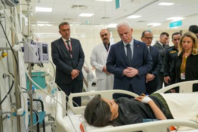 Vali Gül, Maltepe'de çöken binadan yaralı kurtarılan vatandaşları ziyaret etti