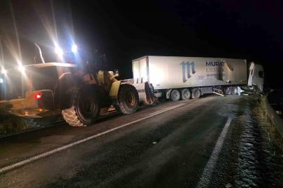 Van-Hakkari yolunda tır kazası, trafik durdu
