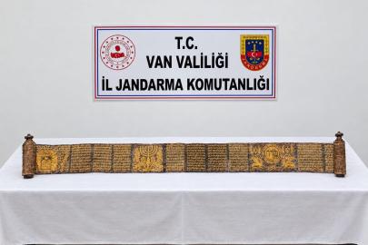 Van’da jandarmadan tarihi eser operasyonu: Altın yaldız işlemeli Tevrat ele geçirildi