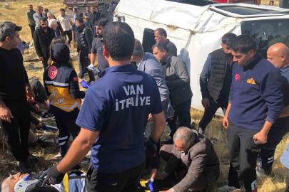 Van’da tır yolcu minibüsü ile çarpıştı: 11 yaralı