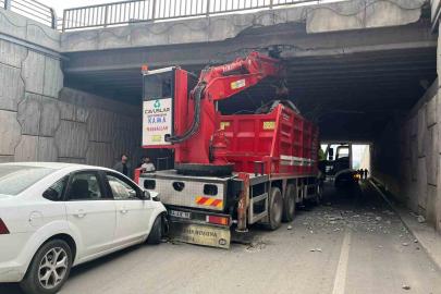 Vinç köprüye, otomobil de vince çarptı: 4 yaralı