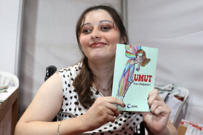 Yürüme engelli Esra, hayat hikayesini kitabı ‘Umut’ta anlattı